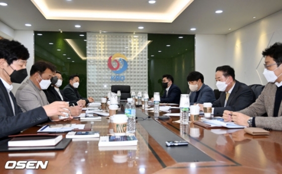 18일 10개 구단 대표들이 참석한 가운데 차기 KBO 총재 선출을 논의하기 위한 이사회가 열리고 있다.