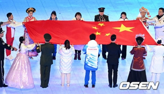 4일 베이징 국립경기장에서 열린 2022 베이징동계올림픽 개막식에서 한복을 입은 출연진(아래 왼쪽 두 번째)이 오성홍기를 들고 있다. /사진=OSEN