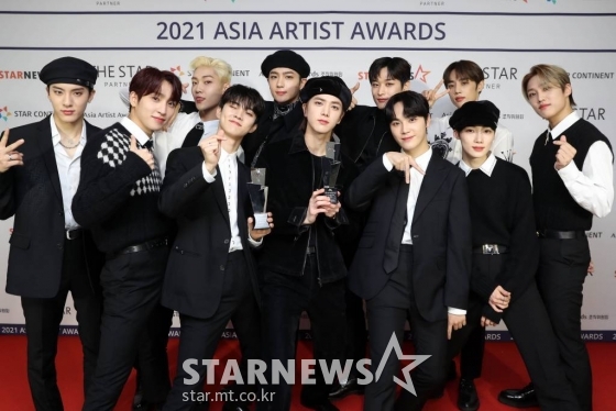 그룹 더보이즈가 2일 오후 서울 강서구 KBS아레나에서 진행된 '2021 Asia Artist Awards(2021 아시아 아티스트 어워즈, 2021 AAA)' 시상식에서 AAA 베스트뮤지션상을 수상하고 포즈를 취하고 있다. 스타뉴스가 주최하고 AAA 조직위원회가 주관하는 AAA는 어디에서도 보지 못했던 새로운 무대를 선보이며 전 세계 팬들의 눈과 귀를 사로잡아 명실상부 NO.1 글로벌 시상식으로 거듭났다. /사진=AAA 기자 star@