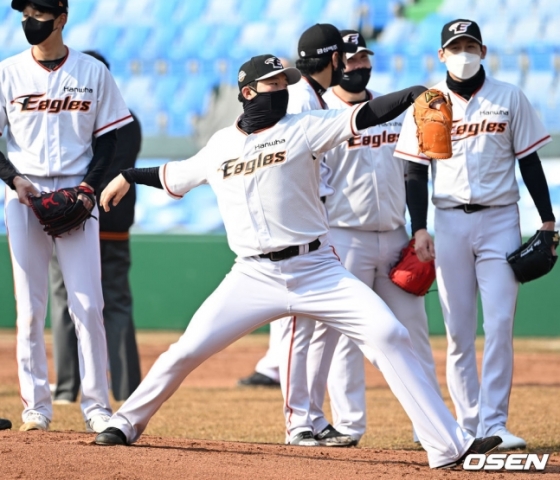 한화 장시환(가운데)이 2022 스프링 캠프 기간 동안 수비 훈련에 임하고 있다.