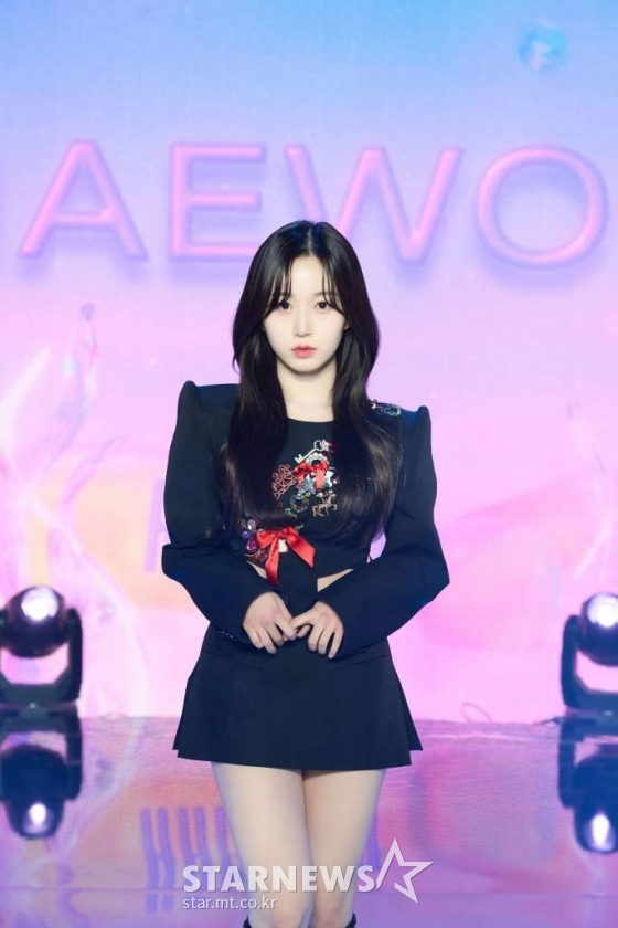 신인 걸그룹 엔믹스(NMIXX) 해원이 1일 오후 온라인 생중계로 진행된 데뷔 싱글 앨범 '애드 마레'(AD MARE) 발매 기념 쇼케이스에 앞서 포즈를 취하고 있다. '바다를 향해'라는 뜻을 품은 데뷔 싱글 '애드 마레'는 타이틀곡 '오오'(O.O)를 비롯한 '占'(TANK)와 두 곡의 연주곡 등 총 네 곡이 수록됐다. /사진제공=JYP엔터테인먼트 2022.03.01 /사진=이동훈 기자 photoguy@