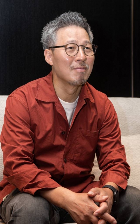 영화 '뜨거운 피' 천명관 감독이 17일 오전 진행된 화상인터뷰를 위해 포즈를 취하고 있다. 1993년, 더 나쁜 놈만이 살아남는 곳 부산 변두리 포구 '구암'의 실세 '희수'(정우 분)와 그곳에서 살아남기 위한 밑바닥 건달들의 치열한 생존 싸움을 그린 영화 '뜨거운 피'는 오는 23일 개봉된다. /사진제공=키다리스튜디오 2022.03.17 /사진=이동훈 기자 photoguy@