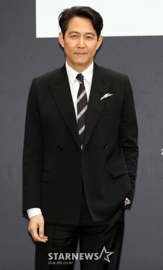 배우 이정재가 18일 오후 서울 종로구 서울공예박물관에서 열린 '2022 FW 서울패션위크' 본봄(BONBOM) 패션쇼에 참석해 포즈르 취하고 있다. 2022.03.18 /사진=임성균 기자 tjdrbs23@