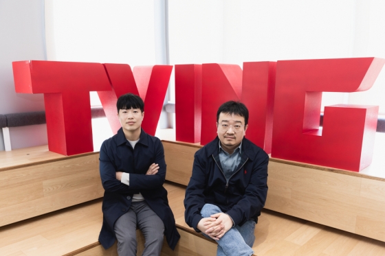 탁재영 작가(좌), 연상호 감독/사진=티빙