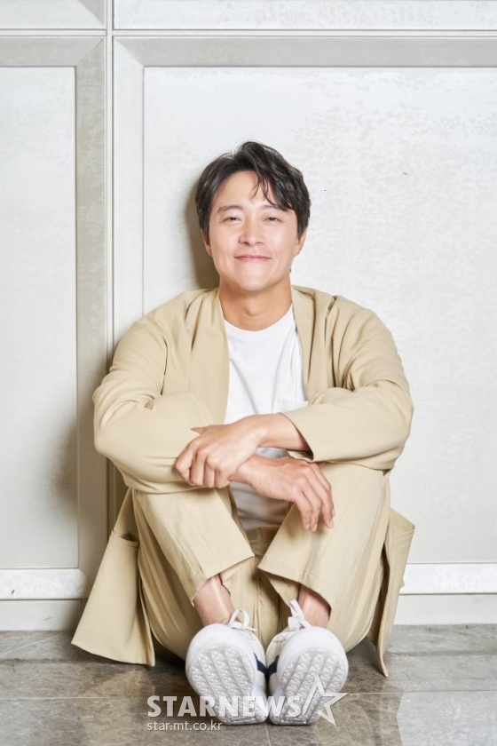 영화 '어부바'(감독 최종학)의 주연배우 최대철이 9일 오전 진행된 화상 인터뷰를 위해 포즈를 취하고 있다.  늦둥이 아들과 철없는 동생, 그리고 자신의 분신 어부바호를 지키기 위해 고군분투하는 종범(정준호 분)의 찡하고 유쾌한 혈육 코미디 '어부바'는 오는 11일 개봉한다. /사진제공=목요일아침 2022.05.09 /사진=이동훈 기자 photoguy@