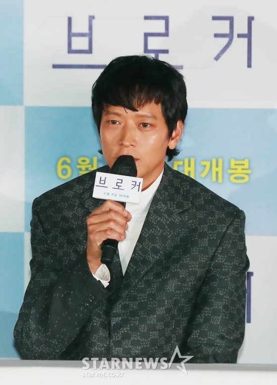 배우 강동원이 31일 오후 서울 CGV용산아이파크몰에서 진행된 영화 '브로커' 언론시사회에 참석해 질문에 답하고 있다. 베이비 박스를 둘러싸고 관계를 맺게 된 이들의 예기치 못한 특별한 여정을 그린 영화 '브로커'는 6월 8일 개봉한다. /2022.05.31 /사진=이동훈 기자 photoguy@