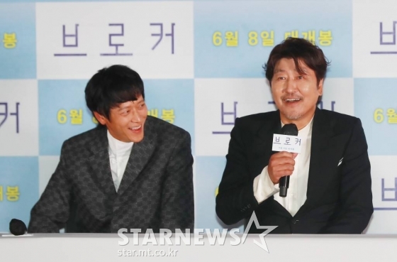 배우 송강호, 강동원이 31일 오후 서울 CGV용산아이파크몰에서 진행된 영화 '브로커' 언론시사회에서 질문에 답하고 있다. 베이비 박스를 둘러싸고 관계를 맺게 된 이들의 예기치 못한 특별한 여정을 그린 영화 '브로커'는 6월 8일 개봉한다. /2022.05.31 /사진=이동훈 기자 photoguy@
