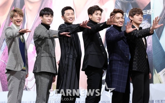 2016년 드라마 '화랑' 제작 발표회 당시 샤이니 민호, 배우 조윤우, 박서준, 제국의아이들 박형식, 도지한, 방탄소년단 뷔