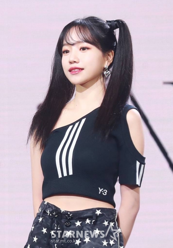 가수 조유리가 2일 오후 서울 광진구 예스24 라이브홀에서 진행된 미니 1집 '오프스 넘버 22 와이 왈츠'(Op.22 Y-Waltz : in Major) 발매기념 쇼케이스에서 포즈를 취하고 있다. 이번 앨범에는 타이틀곡 '러브 쉿!'을 비롯해 '라운드 앤 어라운드'(Round and Around), '롤러 스케이츠'(Rolla Skates), '디스 타임'(This Time), '오프닝'(Opening) 등 총 다섯 곡이 수록됐다. /2022.06.02 /사진=이동훈 기자 photoguy@