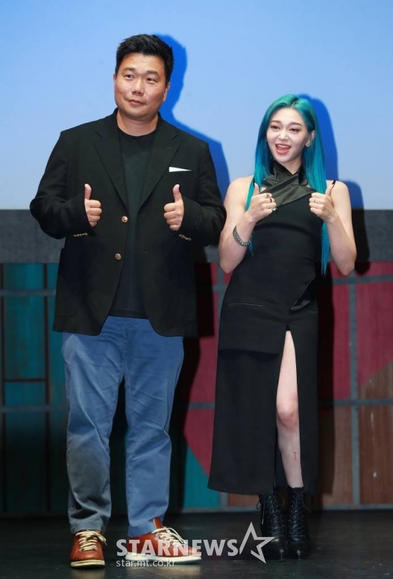 미국 NBC 경연 프로그램 '아메리칸 송 콘테스트'(ASC)에서 최종 우승을 차지한 가수 알렉사(AleXa)가 19일 오후 서울 용산구 블루스퀘어에서 진행된 기자간담회에 앞서 지비레이블 김준홍 대표와 포즈를 취하고 있다. /2022.05.19 /사진=이동훈 기자 photoguy@