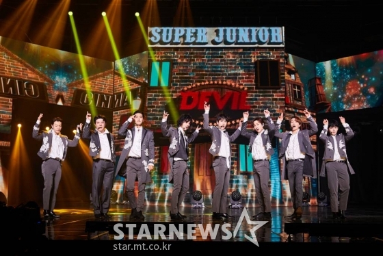 그룹 슈퍼주니어가 1일 오후 온라인 생중계로 진행된 '에스엠타운 라이브 2022 : SMCU 익스프레스@광야'(SMTOWN LIVE 2022 : SMCU EXPRESS@KWANGYA)에서 멋진 공연을 펼치고 있다. /사진제공=SM엔터테인먼트 2022.01.01 /사진=이동훈 기자 photoguy@