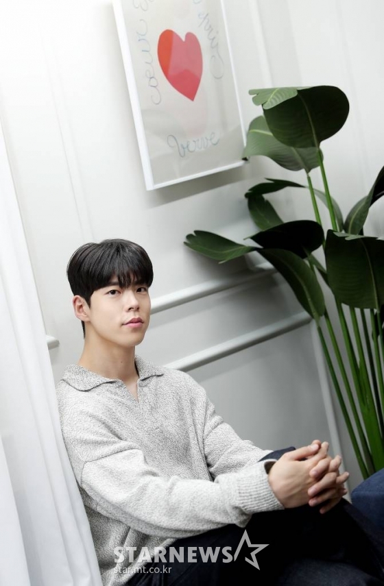 배우 최우성이 17일 오후 서울 종로구 스타뉴스 사옥에서 진행된 영화 '룸 쉐어링' 개봉 인터뷰에 앞서 포즈를 취하고 있다. 최우성은 극 중 에서 장래 펫시터가 되고 싶은 프로 N잡러 대학생 한지웅 역을 맡았다. '룸 쉐어링'은 까다롭고 별난 할머니 '금분'(나문희 분)과 흙수저 대학생 '지웅'의 한집살이 프로젝트를 그린 영화. 오는 6월 22일 개봉한다. 2022.06.17 /사진=김창현 기자 chmt@