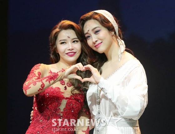뮤지컬배우 솔라, 옥주현이 21일 오후 서울 송파구 잠실동 롯데월드 샤롯데씨어터에서 진행된 뮤지컬 '마타하리' 프레스콜에 참석해 포즈를 취하고 있다. 뮤지컬 '마타하리'는 제1차 세계대전 중 이중 스파이 혐의로 프랑스 당국에 체포돼 총살 당한 아름다운 무희 '마타하리'(본명 마가레타 거트루이다 젤러)의 실화를 바탕으로 탄행한 작품으로, 스펙터클한 스케일의 무대와 아름답고 서정적인 음악, 탄탄한 스토리로 평단과 대중의 호평을 받았다. 2022.06.21 /사진=김창현 기자 chmt@