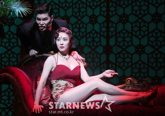 뮤지컬 배우 최민철, 옥주현이 21일 오후 서울 송파구 잠실동 롯데월드 샤롯데씨어터에서 진행된 뮤지컬 '마타하리' 프레스콜에 참석해 열연을 펼치고 있다. 뮤지컬 '마타하리'는 제1차 세계대전 중 이중 스파이 혐의로 프랑스 당국에 체포돼 총살 당한 아름다운 무희 '마타하리'(본명 마가레타 거트루이다 젤러)의 실화를 바탕으로 탄행한 작품으로, 스펙터클한 스케일의 무대와 아름답고 서정적인 음악, 탄탄한 스토리로 평단과 대중의 호평을 받았다. 2022.06.21 /사진=김창현 기자 chmt@