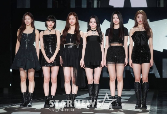걸그룹 르세라핌(LE SSERAFIM)이 2일 오후 서울 장충체육관에서 진행된 첫 번째 미니앨범 'FEARLESS' 발매기념 쇼케이스에서 포즈를 취하고 있다. 이번 앨범에는 타이틀 곡 'FEARLESS'를 비롯해 'The World Is My Oyster', 'Blue Flame', 'The Great Mermaid', 'Sour Grapes' 등 5곡이 수록됐다. /2022.05.02 /사진=이동훈 기자 photoguy@