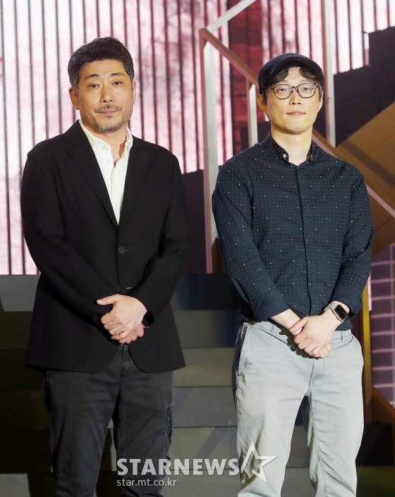 김홍선 감독, 류용재 작가가 22일 오전 서울 강남구 삼성동 코엑스 그랜드볼룸에서 열린 넷플릭스 시리즈 '종이의 집: 공동경제구역' 제작발표회에 참석해 포즈를 취하고 있다. '종이의 집: 공동경제구역'은 통일을 앞둔 한반도를 배경으로 천재적 전략가와 각기 다른 개성 및 능력을 지닌 강도들이 기상천외한 변수에 맞서며 벌이는 사상 초유의 인질 강도극을 그렸다. 오는 24일 공개. 2022.06.22 /사진=김창현 기자 chmt@