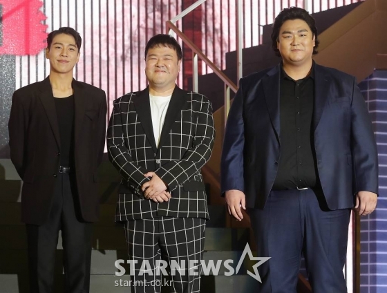 배우 이현우, 김지훈, 이규호가 22일 오전 서울 강남구 삼성동 코엑스 그랜드볼룸에서 열린 넷플릭스 시리즈 '종이의 집: 공동경제구역' 제작발표회에 참석해 포즈를 취하고 있다. '종이의 집: 공동경제구역'은 통일을 앞둔 한반도를 배경으로 천재적 전략가와 각기 다른 개성 및 능력을 지닌 강도들이 기상천외한 변수에 맞서며 벌이는 사상 초유의 인질 강도극을 그렸다. 오는 24일 공개. 2022.06.22 /사진=김창현 기자 chmt@