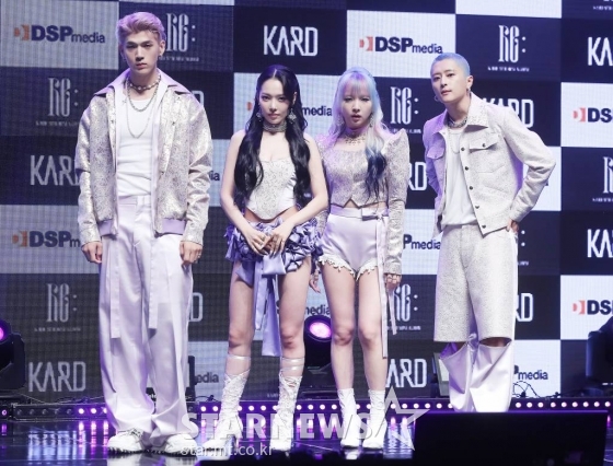 혼성그룹 카드(KARD)가 22이 오후 서울 서대문구 콘서트홀에서 진행된 다섯 번째 미니앨범 'Re:' 발매기념 쇼케이스에 참석해 포즈를 취하고 있다. 카드의 신곡 'Ring The Alarm'은 '여름불패' 카드표 뭄바톤 장르의 댄스곡이다. '새로운 이 시간을 신나게 즐기자'라는 무드를 리드미컬한 베이스 사운드와 여름 분위기가 느껴지는 신디사이저, 기타 사운드로 그려냈다. 2022.06.22 /사진=김창현 기자 chmt@