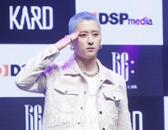 혼성그룹 카드(KARD) 제이셉이 22이 오후 서울 서대문구 콘서트홀에서 진행된 다섯 번째 미니앨범 'Re:' 발매기념 쇼케이스에 참석해 포즈를 취하고 있다. 카드의 신곡 'Ring The Alarm'은 '여름불패' 카드표 뭄바톤 장르의 댄스곡이다. '새로운 이 시간을 신나게 즐기자'라는 무드를 리드미컬한 베이스 사운드와 여름 분위기가 느껴지는 신디사이저, 기타 사운드로 그려냈다. 2022.06.22 /사진=김창현 기자 chmt@