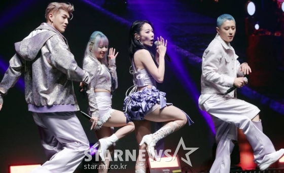 혼성그룹 카드(KARD)가 22일 오후 서울 서대문구 콘서트홀에서 진행된 다섯 번째 미니앨범 'Re:' 발매기념 쇼케이스에 참석해 멋진 무대를 선보이고 있다. 카드의 신곡 'Ring The Alarm'은 '여름불패' 카드표 뭄바톤 장르의 댄스곡이다. '새로운 이 시간을 신나게 즐기자'라는 무드를 리드미컬한 베이스 사운드와 여름 분위기가 느껴지는 신디사이저, 기타 사운드로 그려냈다. 2022.06.22 /사진=김창현 기자 chmt@