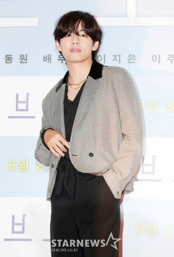 방탄소년단(BTS) 뷔가 2일 오후 서울 용산구 CGV용산아이파크몰에서 진행된 영화 '브로커' VIP시사회에 참석해 포즈를 취하고 있다. '브로커'는 베이비 박스를 둘러싸고 벌어지는 일을 그린 이야기. 일본 거장 고레에다 히로카즈 감독이 메가폰을 잡고 송강호와 강동원, 아이유, 배두나, 이주영 등이 출연했다. 오는 8일 개봉한다. / 2022.06.02 /사진=김창현 기자 chmt@