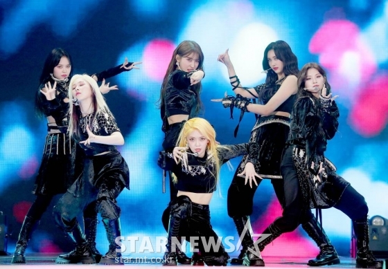 걸그룹 에버글로우(EVERGLOW)가 2021 Asia Artist Awards(2021 아시아 아티스트 어워즈, 2021 AAA) 시상식에서 멋진 무대를 선보이고 있다. /사진=AAA 기자 star@