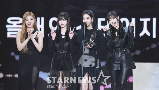 그룹 에스파가 2일 오후 서울 강서구 등촌동 KBS 아레나에서 열린 2021 Asia Artist Awards (2021 아시아 아티스트 어워즈, 2021 AAA) 시상식에서 AAA 올해의 스테이지 부문 대상을 수상하고 소감을 전하고 있다.  스타뉴스가 주최하고 AAA 조직위원회가 주관하는 AAA는 어디에서도 보지 못했던 새로운 무대를 선보이며 전 세계 팬들의 눈과 귀를 사로잡아 명실상부 NO.1 글로벌 시상식으로 거듭났다. /사진=AAA 기자 star@