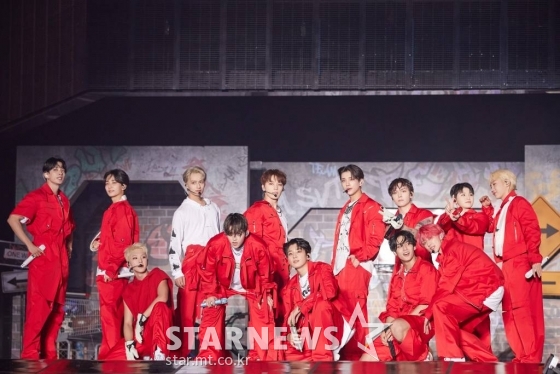 그룹 세븐틴이 25일 서울 고척 스카이돔에서 진행된 세번째 월드투어 '세븐틴 월드투어 비 더 선(BE THE SUN)'에서 멋진 공연을 펼치고 있다. /사진제공=플레디스엔터테인먼트 /사진=이동훈 기자 photoguy@