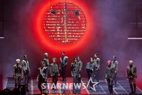 그룹 세븐틴 정한이 25일 서울 고척 스카이돔에서 진행된 세번째 월드투어 '세븐틴 월드투어 비 더 선(BE THE SUN)'에서 멋진 공연을 펼치고 있다. /사진제공=플레디스엔터테인먼트 /사진=이동훈 기자 photoguy@