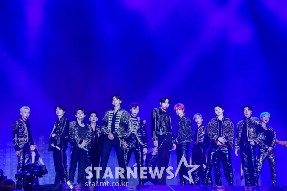 그룹 세븐틴이 25일 서울 고척 스카이돔에서 진행된 세번째 월드투어 '세븐틴 월드투어 비 더 선(BE THE SUN)'에서 멋진 공연을 펼치고 있다. /사진제공=플레디스엔터테인먼트 /사진=이동훈 기자 photoguy@