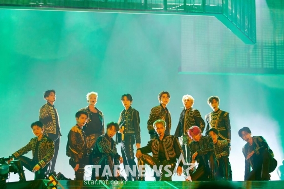 그룹 세븐틴이 25일 서울 고척 스카이돔에서 진행된 세번째 월드투어 '세븐틴 월드투어 비 더 선(BE THE SUN)'에서 멋진 공연을 펼치고 있다. /사진제공=플레디스엔터테인먼트 /사진=이동훈 기자 photoguy@