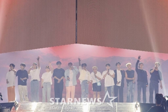 그룹 세븐틴이 25일 서울 고척 스카이돔에서 진행된 세번째 월드투어 '세븐틴 월드투어 비 더 선(BE THE SUN)'에서 멋진 공연을 펼치고 있다. /사진제공=플레디스엔터테인먼트 /사진=이동훈 기자 photoguy@