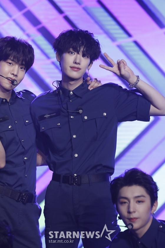 그룹 골든차일드 태그가 23일 오후 온라인 생중계로 진행된 네 번째 미니앨범 'Take a Leap' 쇼케이스에서 신곡을 선보이고 있다. /사진=이동훈 기자 photoguy@