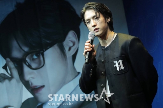 비투비 이민혁이 27일 오후 서울 용산구 한남동 블루스퀘어에서 열린 두 번째 정규앨범 'BOOM' 발매기념 쇼케이스에 참석해 인사말을 하고 있다. 이민혁의 이번 앨범 타이틀곡 'BOOM'은 웡크 트랩 스타일의 강렬한 비트가 인상적이며 낯섦에서 오는 새로운 설렘을 담아낸 곡이다. 2022.06.27 /사진=김창현 기자 chmt@
