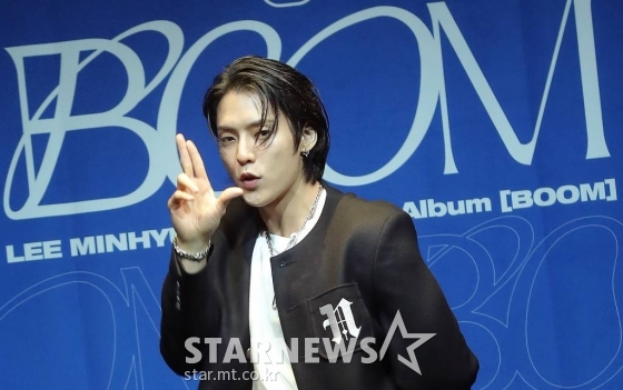 비투비 이민혁이 27일 오후 서울 용산구 한남동 블루스퀘어에서 열린 두 번째 정규앨범 'BOOM' 발매기념 쇼케이스에 참석해 포인트 안무를 선보이고 있다.  이민혁의 이번 앨범 타이틀곡 'BOOM'은 웡크 트랩 스타일의 강렬한 비트가 인상적이며 낯섦에서 오는 새로운 설렘을 담아낸 곡이다.  2022.06.27 /사진=김창현 기자 chmt@