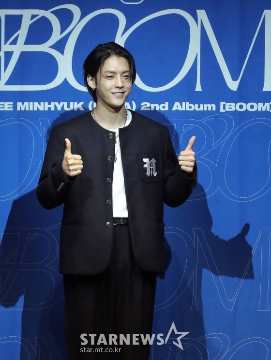 비투비 이민혁이 27일 오후 서울 용산구 한남동 블루스퀘어에서 열린 두 번째 정규앨범 'BOOM' 발매기념 쇼케이스에 참석해 포즈를 취하고 있다.  이민혁의 이번 앨범 타이틀곡 'BOOM'은 웡크 트랩 스타일의 강렬한 비트가 인상적이며 낯섦에서 오는 새로운 설렘을 담아낸 곡이다.  2022.06.27 /사진=김창현 기자 chmt@