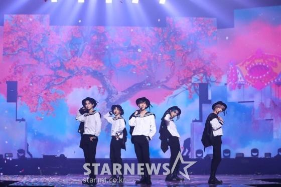 그룹 투모로우바이투게더가 3일 서울 송파구 잠실실내체육관에서 데뷔 첫 월드투어 '투모로우바이투게더 월드투어 액트 : 러브 식'에서 멋진 무대를 펼치고 있다. /사진제공=빅히트뮤직 /사진=이동훈 기자 photoguy@