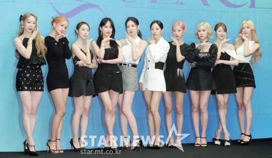 걸그룹 우주소녀가 5일 오후 서울 마포구 상암동 스탠포드서울에서 열린 스페셜 싱글 앨범 'Sequence(시퀀스)' 발매기념 기자간담회에 참석해 포즈를 취하고 있다. 타이틀곡 'Last Sequence(라스트 시퀀스)'는 우주소녀의 화려한 퍼포먼스와 넘치는 열정을 그대로 이어받는 팝 스타일 댄스곡으로, 와일드한 베이스라인과 드럼, 신스가 멜로디를 더욱 돋보이게 한다. 2022.07.05 /사진=김창현 기자 chmt@
