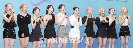 걸그룹 우주소녀가 5일 오후 서울 마포구 상암동 스탠포드서울에서 열린 스페셜 싱글 앨범 'Sequence(시퀀스)' 발매기념 기자간담회에 참석해 인사하고 있다. 타이틀곡 'Last Sequence(라스트 시퀀스)'는 우주소녀의 화려한 퍼포먼스와 넘치는 열정을 그대로 이어받는 팝 스타일 댄스곡으로, 와일드한 베이스라인과 드럼, 신스가 멜로디를 더욱 돋보이게 한다. 2022.07.05 /사진=김창현 기자 chmt@