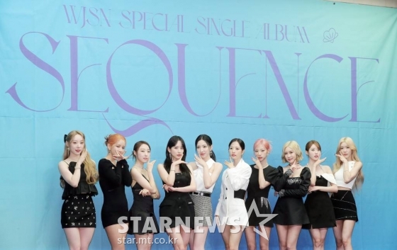 걸그룹 우주소녀가 5일 오후 서울 마포구 상암동 스탠포드서울에서 열린 스페셜 싱글 앨범 'Sequence(시퀀스)' 발매기념 기자간담회에 참석해 포즈를 취하고 있다. 타이틀곡 'Last Sequence(라스트 시퀀스)'는 우주소녀의 화려한 퍼포먼스와 넘치는 열정을 그대로 이어받는 팝 스타일 댄스곡으로, 와일드한 베이스라인과 드럼, 신스가 멜로디를 더욱 돋보이게 한다. 2022.07.05 /사진=김창현 기자 chmt@