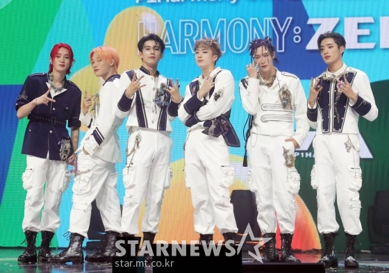 그룹 피원하모니(P1Harmony)가 20일 오후 서울 광진구 예스24 라이브홀에서 진행된 미니 4집 앨범 'HARMONY : ZERO IN' 발매기념 쇼케이스에 참석해 포즈를 취하고 있다. 'HARMONY : ZERO IN'은 아무것도 없는(ZERO) 상태에서 피원하모니만의 신세계를 조화롭게 구축해나가는 이야기를 담았다. 2022.07.20 /사진=김창현 기자 chmt@