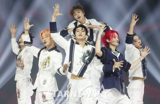그룹 피원하모니(P1Harmony)가 20일 오후 서울 광진구 예스24 라이브홀에서 진행된 미니 4집 앨범 'HARMONY : ZERO IN' 발매기념 쇼케이스에 참석해 멋진 무대를 선보이고 있다. 'HARMONY : ZERO IN'은 아무것도 없는(ZERO) 상태에서 피원하모니만의 신세계를 조화롭게 구축해 나가는 이야기를 담았다. 2022.07.20 /사진=김창현 기자 chmt@