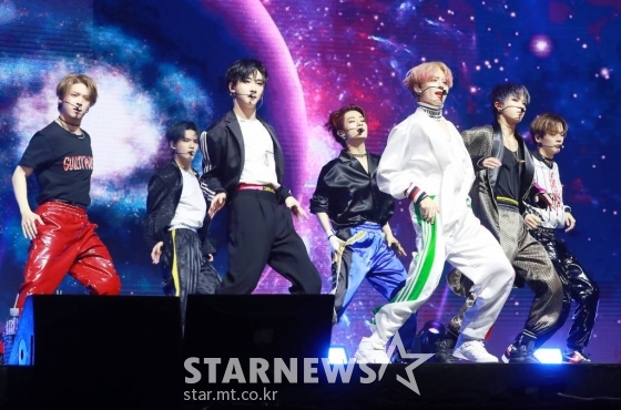 그룹 베리베리(VERIVERY)가 25일 오후 서울 광진구 예스24 라이브홀에서 진헹된 첫 정규 앨범 'VERIVERY SERIES O [ROUND 3 : WHOLE]' 발매기념 쇼케이스에서 신곡을 선보이고 있다.  이번 앨범에는 타이틀곡 '언더커버'(Undercover)를 비롯해 '틈'(Moment), '커밍 오버'(Coming over), '위시 유 얼 히얼'(Wish U were here)', '모든 순간들의 널 축하해'(Candle), '오'(O), '폴인'(Fallin), '차일드후드'(Childhood), '이모션'(Emotion), '벨로시티'(Velocity), '잠깐, 봄'(Our spring), '파인'(Fine) 등 총 12곡이 수록됐다. /2022.04.25 /사진=이동훈 기자 photoguy@