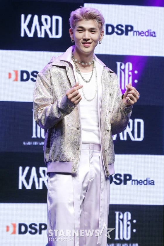 혼성그룹 카드(KARD) 비엠이 22일 오후 서울 서대문구 콘서트홀에서 진행된 다섯 번째 미니앨범 'Re:' 발매기념 쇼케이스에 참석해 포즈를 취하고 있다. 카드의 신곡 'Ring The Alarm'은 '여름불패' 카드표 뭄바톤 장르의 댄스곡이다. '새로운 이 시간을 신나게 즐기자'라는 무드를 리드미컬한 베이스 사운드와 여름 분위기가 느껴지는 신디사이저, 기타 사운드로 그려냈다. 2022.06.22 /사진=김창현 기자 chmt@