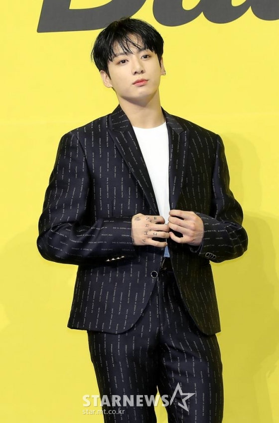 방탄소년단(BTS) 정국이 21일 오후 서울 송파구 방이동 올림픽홀에서 진행된 새 싱글앨범 'Butter' 발매 기념 쇼케이스에서 포즈를 취하고 있다. 'Butter'에는 버터처럼 부드럽게 녹아들어 너를 사로잡겠다는 방탄소년단의 귀여운 고백이 담겨있다. 방탄소년단은 'Butter'를 사실상의 선 공개 싱글로 스타트를 끊고 6월 중 'Butter'가 포함된 새 앨범을 발매할 계획이다. 2021.05.21 /사진=김창현 기자 chmt@