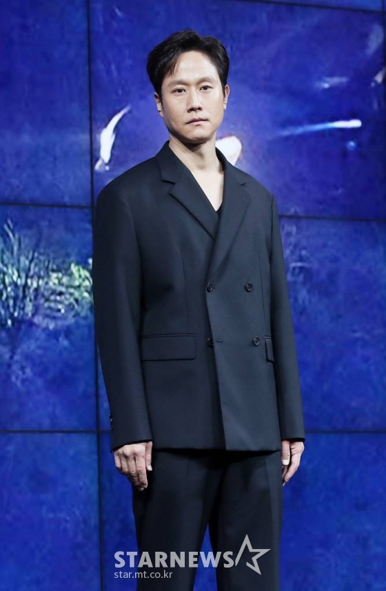 배우 정우가 9일 오전 서울 종로구 JW메리어트 동대문 스퀘어 서울에서 열린 넷플릭스 시리즈 '모범가족' 제작발표회에 참석해 포즈를 취하고 있다.  '모범가족'은 파산과 이혼 위기에 놓인 평범한 가장 동하(정우 분)가 우연히 죽은 자의 돈을 발견하고 범죄 조직과 처절하게 얽히며 벌어지는 범죄 스릴러다. 오는 12일 공개. 2022.08.09 /사진=김창현 기자 chmt@