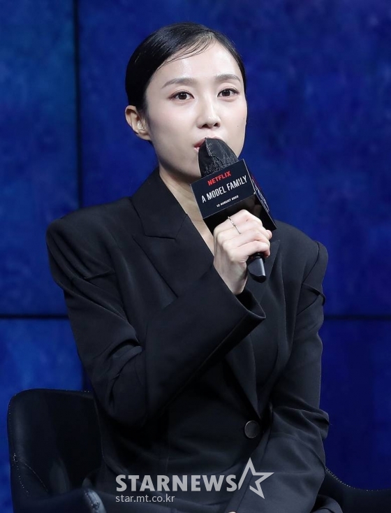 배우 박지연이 9일 오전 서울 종로구 JW메리어트 동대문 스퀘어 서울에서 열린 넷플릭스 시리즈 '모범가족' 제작발표회에 참석해 인사말을 하고 있다. '모범가족'은 파산과 이혼 위기에 놓인 평범한 가장 동하(정우 분)가 우연히 죽은 자의 돈을 발견하고 범죄 조직과 처절하게 얽히며 벌어지는 범죄 스릴러다. 오는 12일 공개. 2022.08.09 /사진=김창현 기자 chmt@