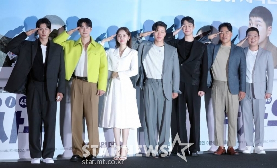 배우 이이경, 곽동연, 박세완, 음문석, 고경표, 이순원, 김민호가 10일 오후 서울 용산구 아이파크몰 CGV에서 진행된 영화 '육사오' 언론시사회 및 기자간담회에 참석해 포즈를 취하고 있다. '육사오'는 바람을 타고 군사분계선을 넘어가버린 57억 1등 로또를 둘러싼 남북 군인들간의 코믹 접선극이다. 오는 24일 개봉. 2022.08.10 /사진=김창현 기자 chmt@