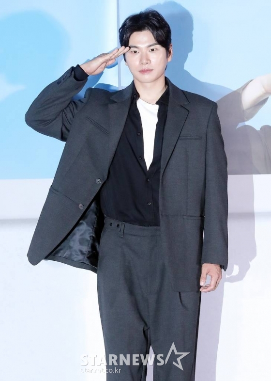 배우 이이경이 10일 오후 서울 용산구 아이파크몰 CGV에서 진행된 영화 '육사오' 언론시사회 및 기자간담회에 참석해 포즈를 취하고 있다. '육사오'는 바람을 타고 군사분계선을 넘어가버린 57억 1등 로또를 둘러싼 남북 군인들간의 코믹 접선극이다. 오는 24일 개봉. 2022.08.10 /사진=김창현 기자 chmt@