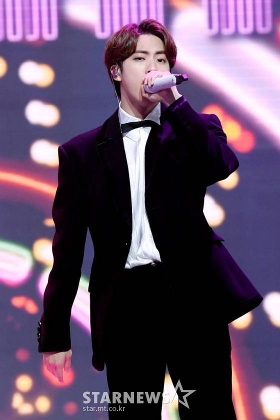 더팩트가 주최하고 팬앤스타(FAN N STAR)가 주관하는 '2020 더팩트 뮤직 어워즈(THE FACT MUSIC AWARDS, TMA)'가 12일 오후 방탄소년단(BTS)이 화려한 공연을 펼쳐보이고 있다. 이번 '2020 더팩트 뮤직 어워즈'는 코로나19 확산을 방지하기 위해 철저하게 방역지침을 준수하고 팬과 아티스트의 안전을 위해 온택트(비대면을 뜻하는 언택트(Untact)에 온라인 연결(On)을 더한 방식) 방식으로 개최됐다. TMA에는 방탄소년단(BTS)을 비롯해 슈퍼주니어, 뉴이스트, GOT7(갓세븐), 몬스타엑스, 세븐틴, 강다니엘, 트와이스, 마마무, (여자)아이들, ITZY(있지), 스트레이 키즈(Stray Kids), 투모로우바이투게더, 에이티즈, 크래비티, 위클리, 더보이즈, 아이즈원, 제시 등 전 세계에서 최정상의 인기를 달리고 있는 K팝 아티스트들이 출연했다. 12일 오후 4시 레드카펫, 오후 6시 본 시상식이 방송되며 네이버 V LIVE 등을 통해 전세계 30여개국에 동시 중계됐다./사진=더팩트 뮤직 어워즈 제공 /사진=이동훈 기자 photoguy@